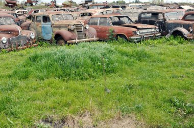Mezarlık araba, terk edilmiş eski araba garajında. Retro ve vintage tarzı