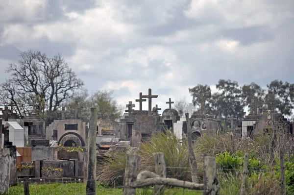 Grabsteine Auf Friedhof Gegen Bewölkten Himmel — Stockfoto