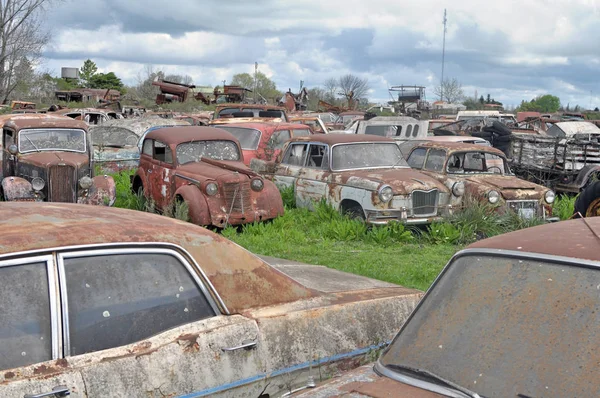 Begraafplaats Auto Verlaten Oude Auto Garage Retro Vintage Stijl — Stockfoto