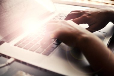 Bir dizüstü bilgisayar anahtar kelime yazarak eller