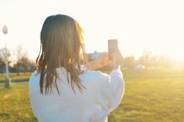 Bir selfie açık havada günbatımında fotoğrafta bornoz giyen kadın