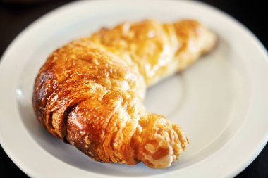 Kruvasan plaka üzerinde close-Up