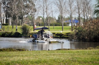 Entre Rios, Arjantin - Ekim 01: Bir işçi sökücüler ot 01 Ekim 2018 Entre Rios, Arjantin için su bir esrar hasat teknede ile