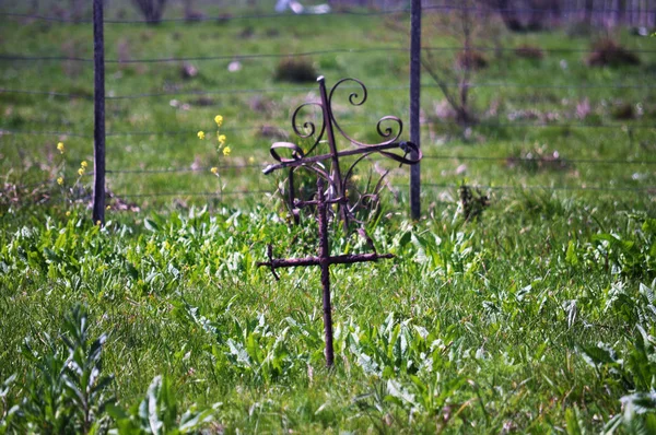 Oxide Metal Cruza Cemitério Abandonado Pessoas Negras Cimentário Judaico Aldeia — Fotografia de Stock