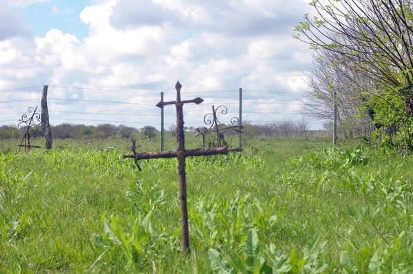 Oxidmetallkreuz Auf Einem Verlassenen Friedhof Schwarzer Menschen Auf Dem Jüdischen — Stockfoto