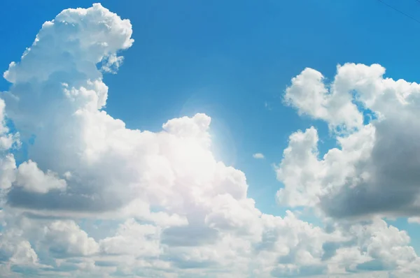 夏の空と雲の反射 — ストック写真