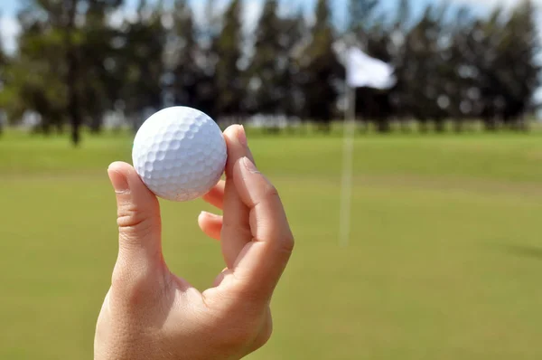 Weibliche Hand Hält Golfball Auf Einem Golfplatz — Stockfoto