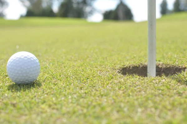Golfbal Green Dicht Bij Het Gat — Stockfoto