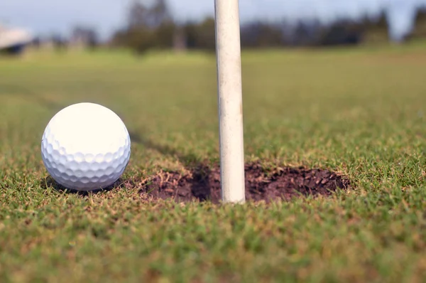 Golfový Míček Návsi Poblíž Otvoru — Stock fotografie