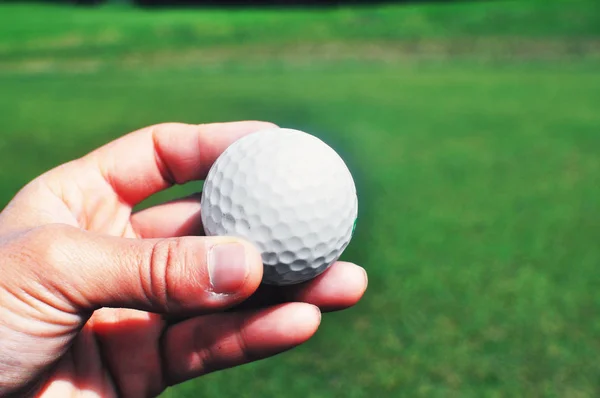 Ženská Ruka Drží Golfový Míček Golfové Hřiště — Stock fotografie