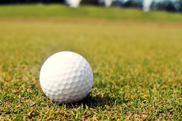 Mão Feminina Segurando Bola Golfe Campo Golfe — Fotografia de Stock