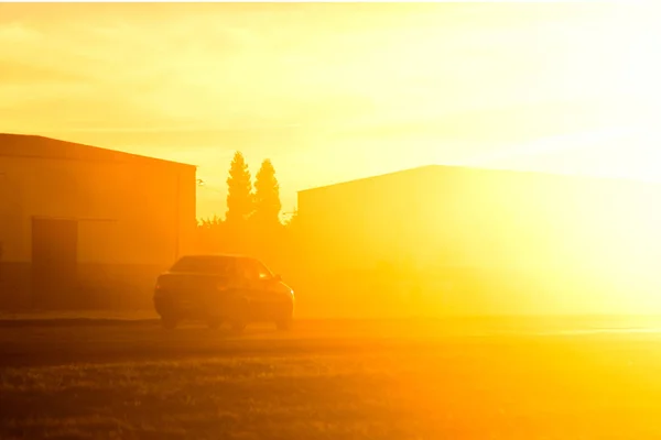 Auto Venkovské Silnici Oranžový Západ Slunce — Stock fotografie