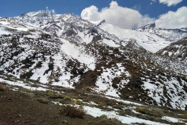 Mendoza, Arjantin güneşli bir günde kar ile Andes dağ