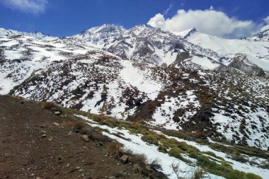 Mendoza, Arjantin güneşli bir günde kar ile Andes dağ