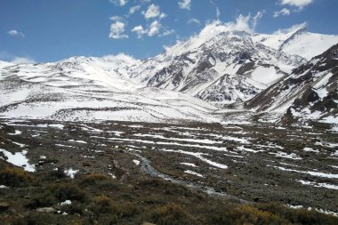 Mendoza, Arjantin güneşli bir günde kar ile Andes dağ
