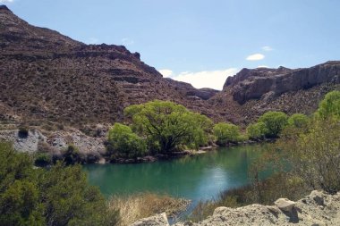 San Rafael,Mendoza, Arjantin'deki Atuel Kanyonu ve Los Reyunos Gölü