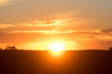 Bir alanda alacakaranlık kırsal sahne