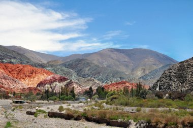 Quebrada de Humahuaca, Jujuy Province, Arjantin'de yedi rengin tepesi (Cerro de los siete colores)