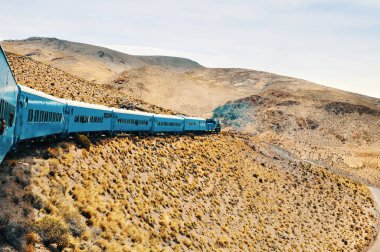 Salta Eyaleti, Arjantin'de bulutlara tren. Tren de las Nubes adlı tren olso dünyanın en yüksek beşinci demiryoludur.