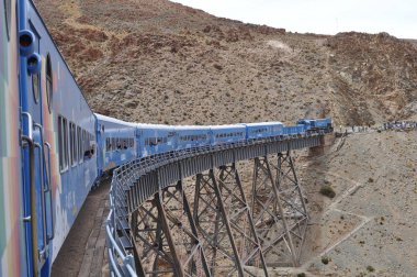 Salta, Arjantin - 20 Temmuz 2019: Salta Province, Argentina'da bulutlara trenle. Tren de las Nubes adlı tren olso dünyanın en yüksek beşinci demiryoludur.