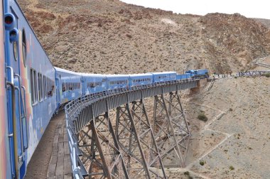 Salta, Arjantin - 20 Temmuz 2019: Salta Province, Argentina'da bulutlara trenle. Tren de las Nubes adlı tren olso dünyanın en yüksek beşinci demiryoludur.