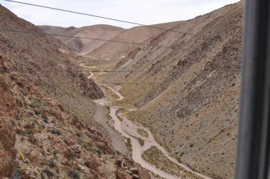 Salta Eyaleti, Arjantin'deki Polvorilla viyadüğü. Deniz seviyesinden 13.850 ft yüksekliktedir.