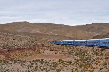 Salta, Arjantin - 20 Temmuz 2019: Salta Province, Argentina'da bulutlara trenle. Tren de las Nubes adlı tren olso dünyanın en yüksek beşinci demiryoludur.