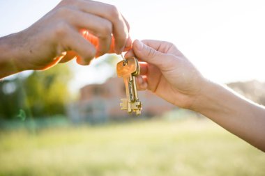 Emlakçı sahibine yeni bir evin anahtarı veren