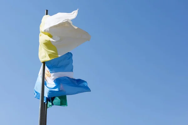 Bandera Argentina Bandera Papal Ondeando Contra Cielo Azul — Foto de Stock