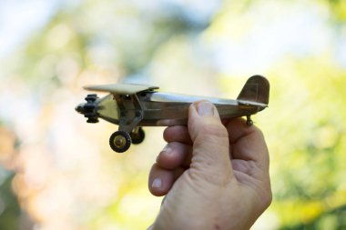Uçak Tin Oyuncak tutan Kadın el Seyahat Outdoors hayal