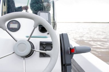 Motorlu Tekne Direksiyon Simidi ve Vites Kolu