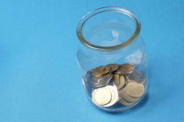 Bir sürü bozuk para dolu cam kavanoz. 