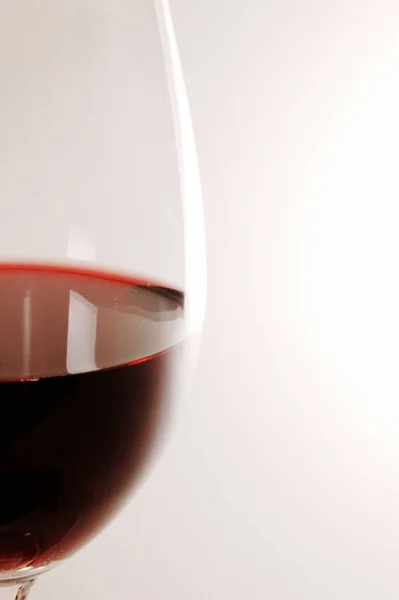 Hälften Ett Vinglas Som Innehåller Rött Vin — Stockfoto