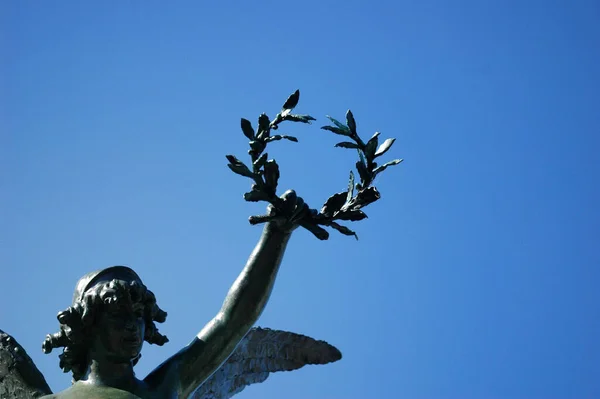 Estatua Bronce Que Sostiene Laurel Crown —  Fotos de Stock