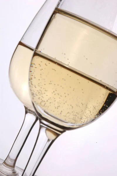 Vista Cercana Copas Vino Champagne Sobre Fondo Blanco — Foto de Stock