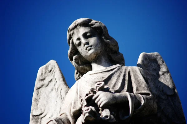 Cerrar Vista Una Estatua Ángel Contra Cielo Azul —  Fotos de Stock