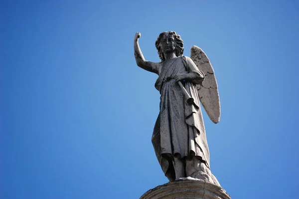 Angel Vista Estatua Desde Abajo —  Fotos de Stock