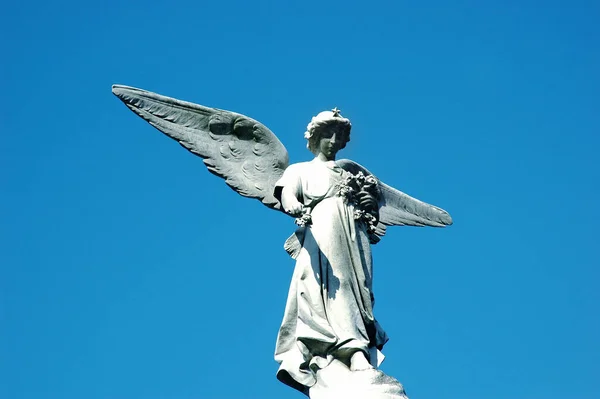 Cerrar Vista Ángel Estatua Con Alas Contra Cielo Azul —  Fotos de Stock