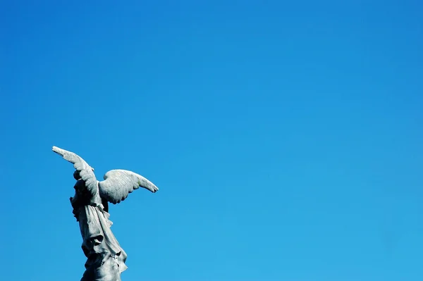 Cerrar Vista Ángel Estatua Con Alas Contra Cielo Azul —  Fotos de Stock