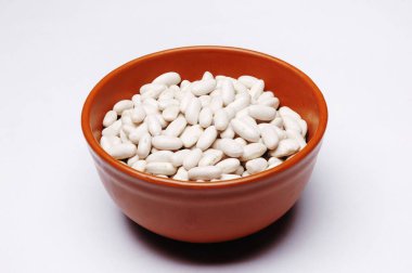 Kasedeki fasulyeler, beyaz arka plana karşı yakın çekim.