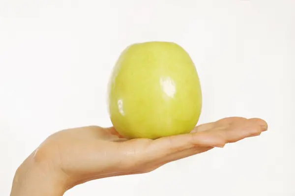 Mujer Sosteniendo Manzana Verde Mano — Foto de Stock