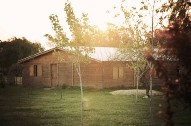 Suset 'te bir kır evi cephesi