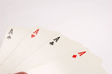 Poker kartları beyaz arka planda dört A ile