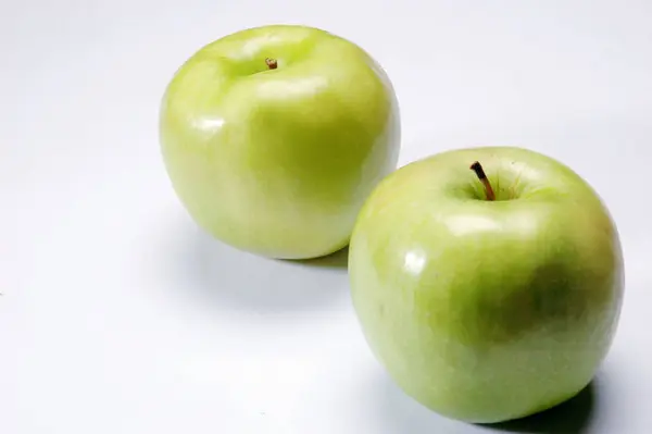 緑のりんご 白を背景にクローズアップ — ストック写真