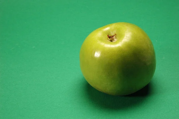 Manzana Roja Sobre Fondo Verde — Foto de Stock