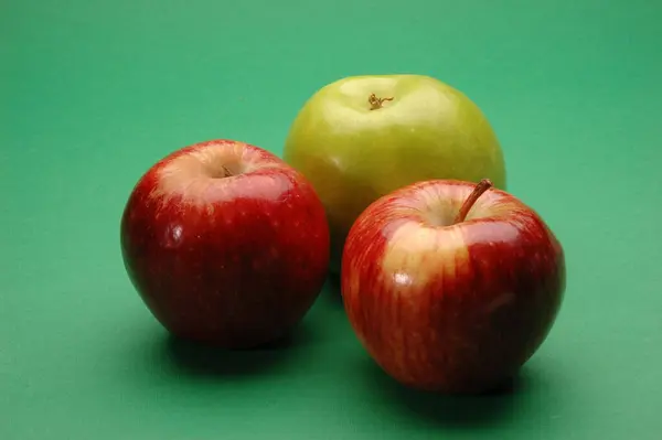 Manzanas Verdes Rojas Cerca — Foto de Stock