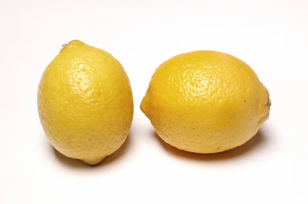 二つのレモン 白い背景で閉じる — ストック写真