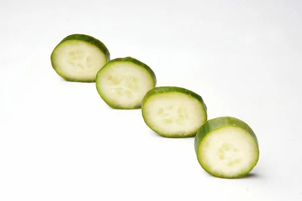 Pedaços Pepino Uma Fileira Fundo Branco — Fotografia de Stock