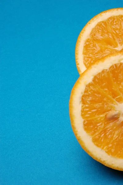 2つの新鮮なオレンジ 閉じる — ストック写真