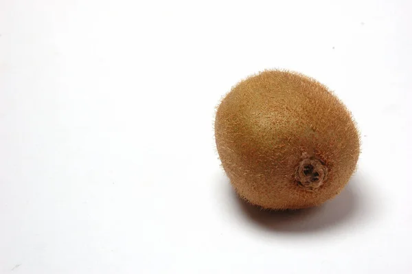 Kiwi Tutup Latar Belakang Putih — Stok Foto